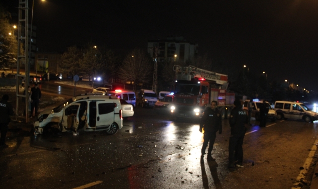 Kayseri'de hafif ticari araç ile pikap çarpıştı: 5 yaralı
