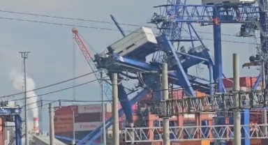 Kocaeli'de geminin çarptığı 3 vinç devrildi