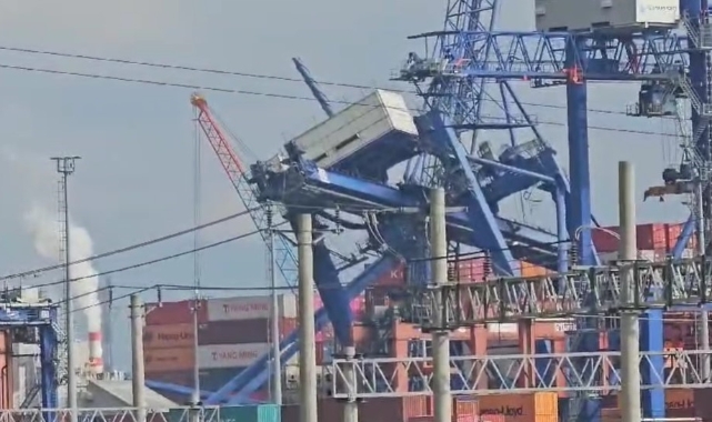 Kocaeli'de geminin çarptığı 3 vinç devrildi