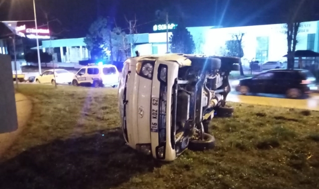 Kontrolden çıkan kamyonet otluk alana uçtu: 2 yaralı