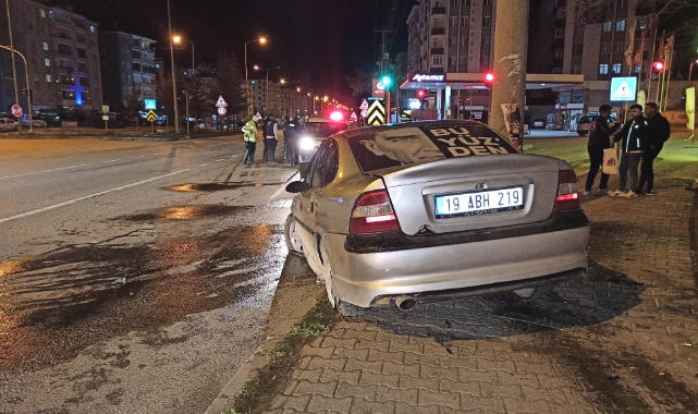 Kontrolden çıkan otomobil direğe çarptı: 1 yaralı