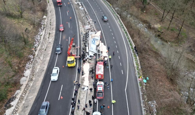 Kontrolden çıkan TIR refüje daldı: 1 ölü