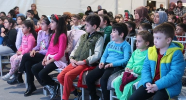 Körfez'de çocuklar Kavuklu ve Pişekar ile eğlendi