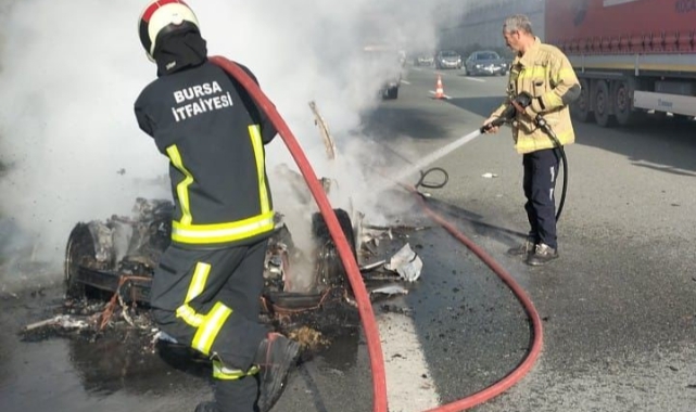 Lüks otomobil alev alev yandı, sürücü son anda canını kurtardı