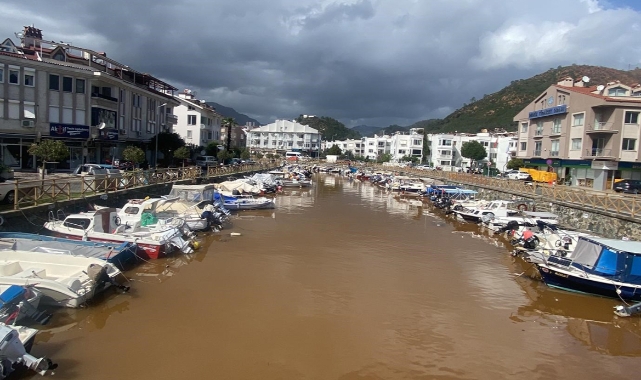 Marmaris'te denizin rengi değişti
