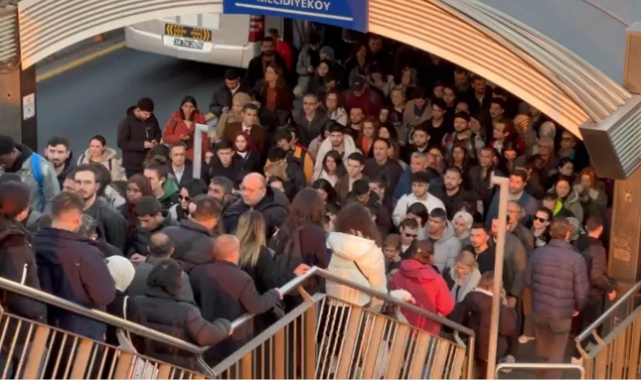 Mecidiyeköy metrobüs durağında kaos