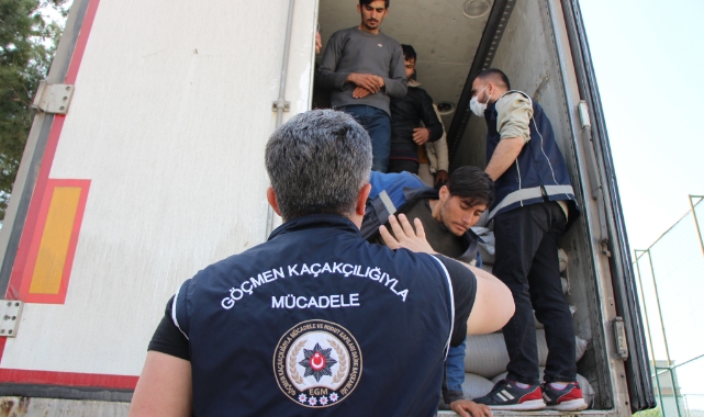 Mercimek yüklü tırdan 40 kaçak göçmen çıktı