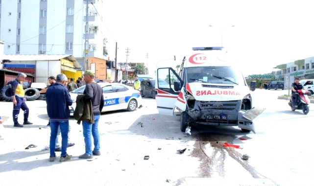 Mersin’de ambulans ticari araçla çarpıştı