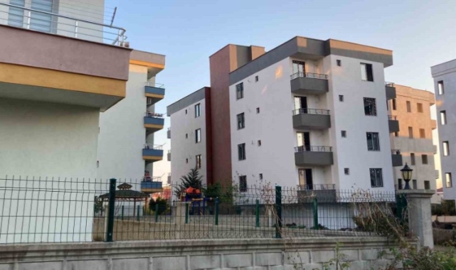 Mersin'de bina yan yatmaya başladı