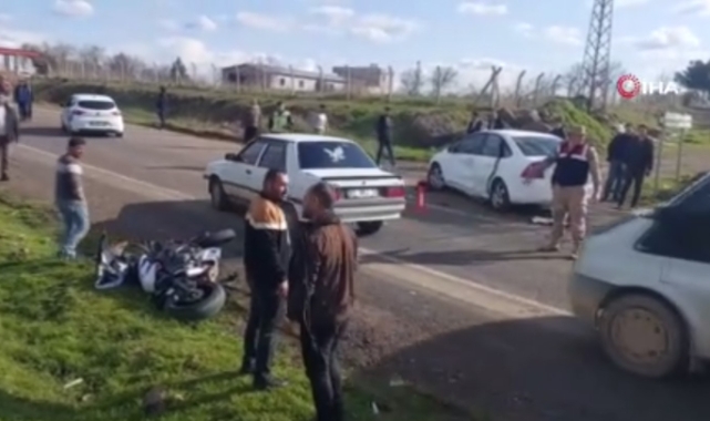 Motor sürücüsü arabanın altında kaldı
