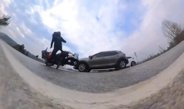 Bursa'da geri manevra yapan otomobil motosiklete çarptı!