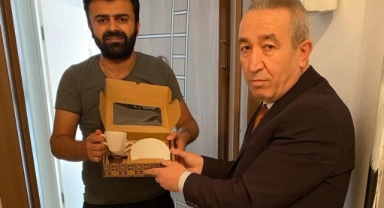 Muhtar adayından mahalleliye fincan takımı
