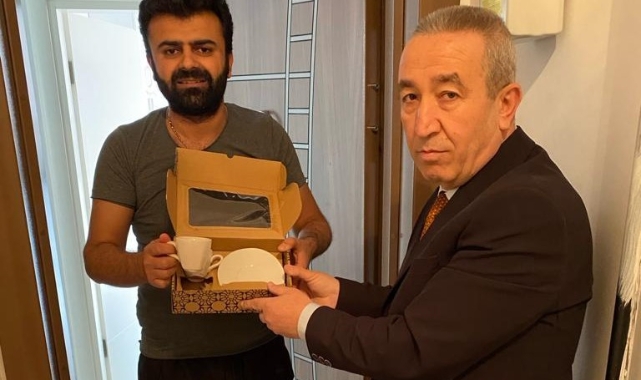 Muhtar adayından mahalleliye fincan takımı