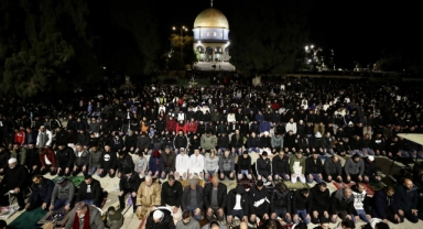Müslümanlar Mescid-i Aksa'ya akın etti