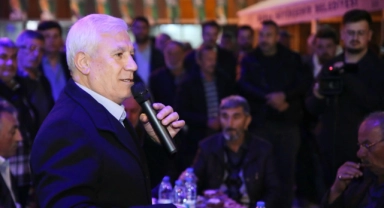 Mustafa Bozbey’den Dürdane çocuklarına park ve halı saha sözü