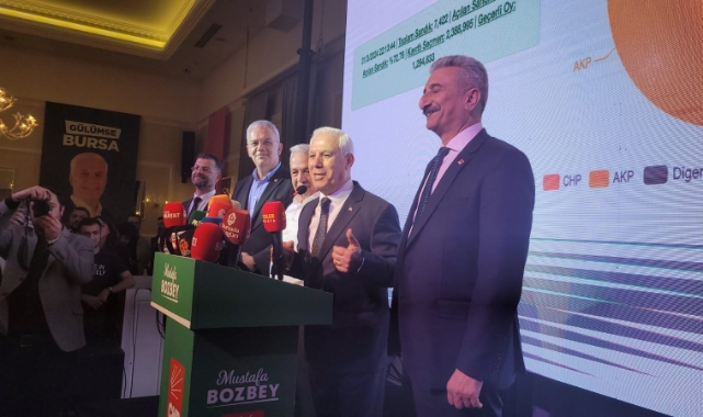 Mustafa Bozbey'i alkışlarla karşıladılar