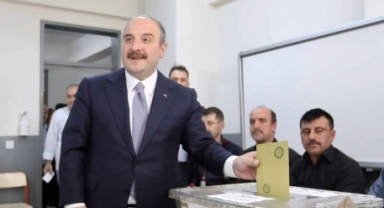Mustafa Varank sandık başında