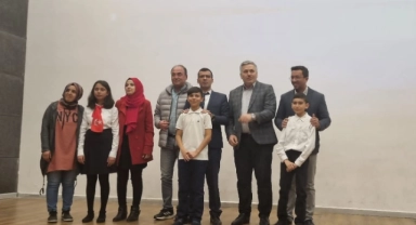 Öğrencilerden kalplere dokunan İstiklal Marşı performansı