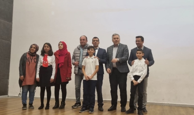 Öğrencilerden kalplere dokunan İstiklal Marşı performansı
