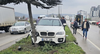 Otomobil ağaca çarptı