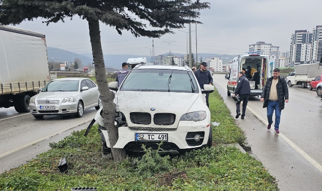 Otomobil ağaca çarptı