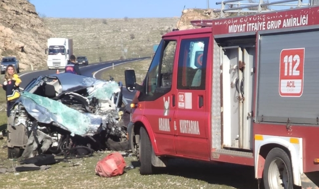 Otomobil kağıt gibi ezildi! Genç öğretmen hayatını kaybetti