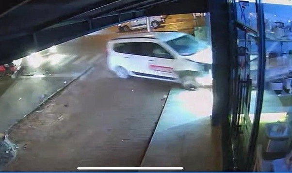 Otomobille çarpışan hafif ticari araç beyaz eşya dükkanına daldı