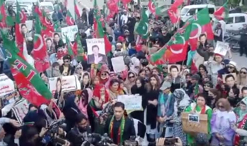 Pakistan’da seçim protestoları sürüyor