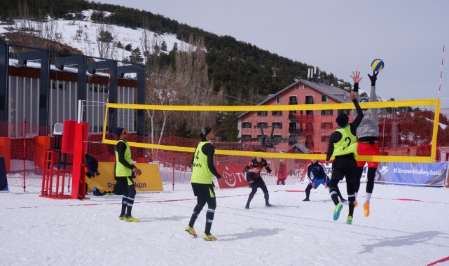 Palandöken'de kar voleybolu heyecanı