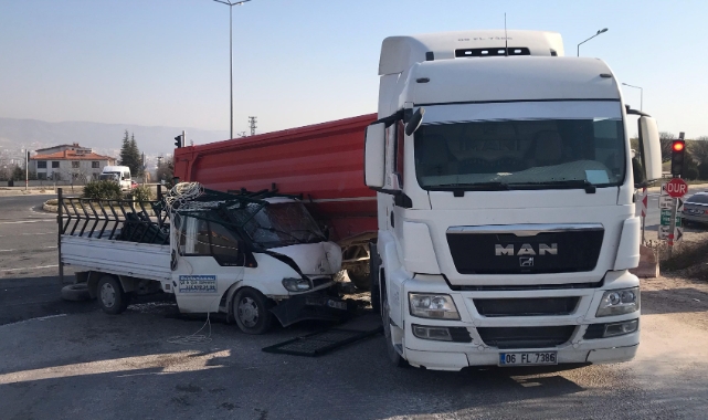 Pikap kamyonun altına girdi