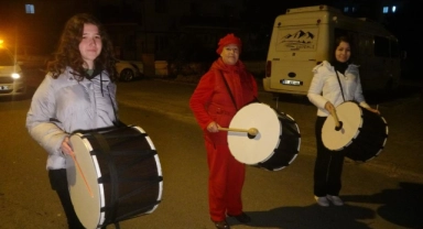 Ramazan davulcuları vatandaşı ilk sahuruna kaldırdı