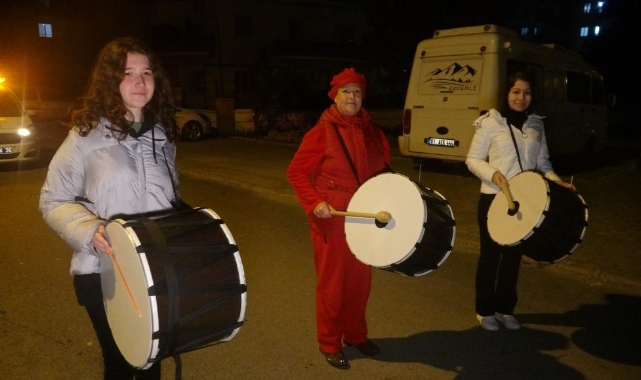 Ramazan davulcuları vatandaşı ilk sahuruna kaldırdı