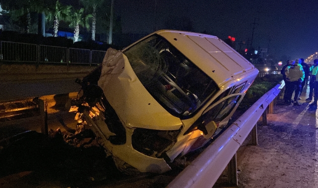 Rrefüje giren araç bariyeri biçti: 1 yaralı