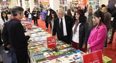 Şadi Özdemir kitapseverlerle buluştu