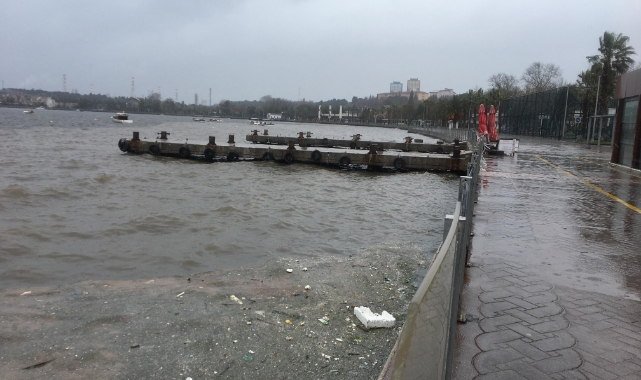 Sağanak yağış deniz çöple kaplandı