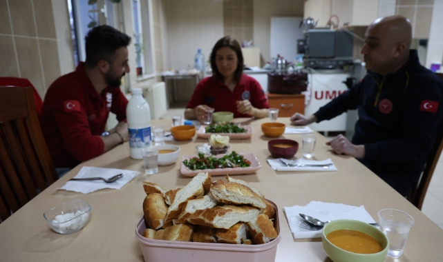 Sağlık çalışanları ilk iftarlarını görev başında yaptı