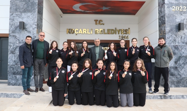 Şampiyon voleybolcular sevinçlerini Başkan Kaplan’la paylaştı