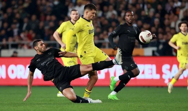 Şampiyonluk yarışı veren Fenerbahçe, Hatayspor'u 2 golle geçti