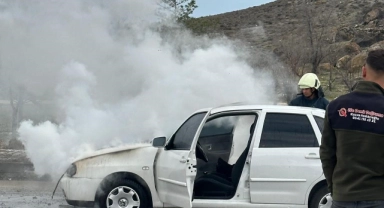 Seyir halindeki otomobil alev aldı