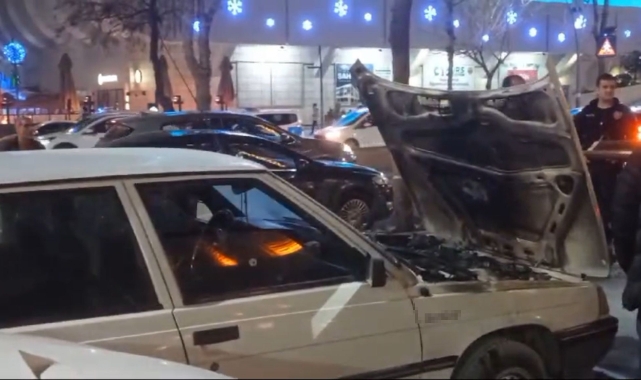 Seyir halindeki otomobil alev aldı
