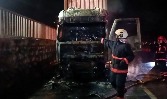 Seyir halindeyken yanan TIR küle döndü