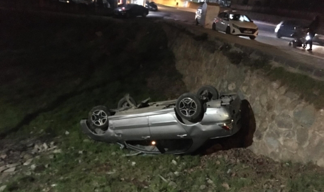 Sitenin bahçesine düşen otomobilden alkol şişesi çıktı