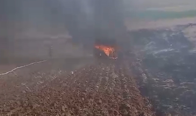 Tarlasını sürdüğü traktör alev alev yandı