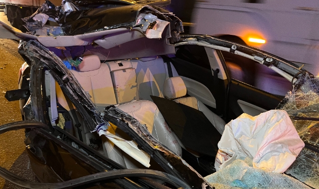 TEM’de TIR'a çarpan otomobilin tavanı koptu: 1 ölü, 2 yaralı