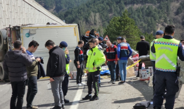 TIR otomobilin üzerine devrildi