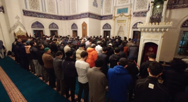 Tokyo'da ilk teravih kılındı