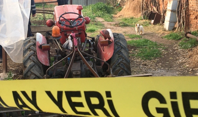 Traktörün altında kalarak ölen sahibinin başından ayrılmadı
