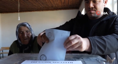 Türkiye'nin en yaşlı seçmeni sandık başında!
