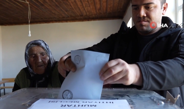 Türkiye'nin en yaşlı seçmeni sandık başında!
