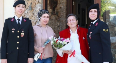 Türkiye'nin ilk kadın subayına anlamlı ziyaret